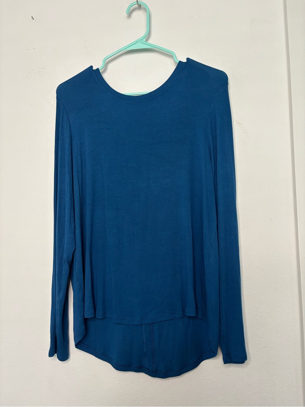 ATHLETA BLUE LONG SLEEVE OPEN CUT BACK FLOWY CASUAL TOP SZ LARGE